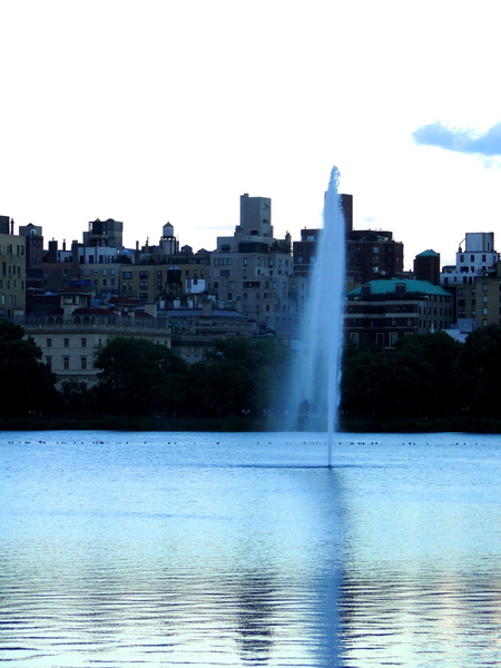 Nighttime Fountain Spray in Cityscape