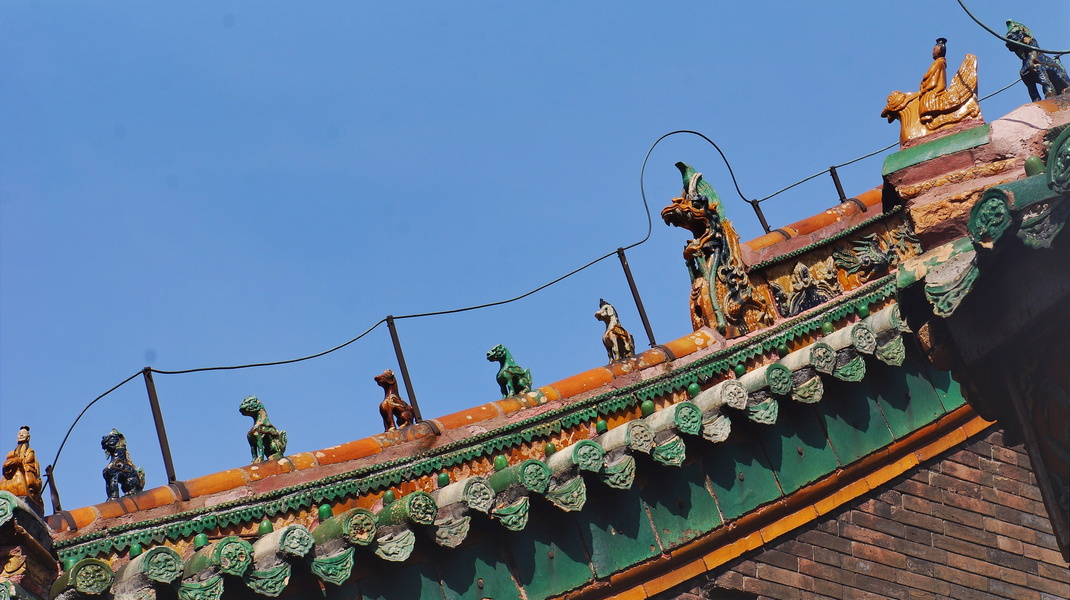 Vibrant Chinese Roof Decoration with Green and Gold Glaze