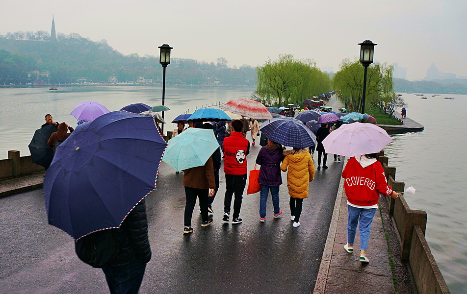 Rainy Day Stroll in Hangzhou, China