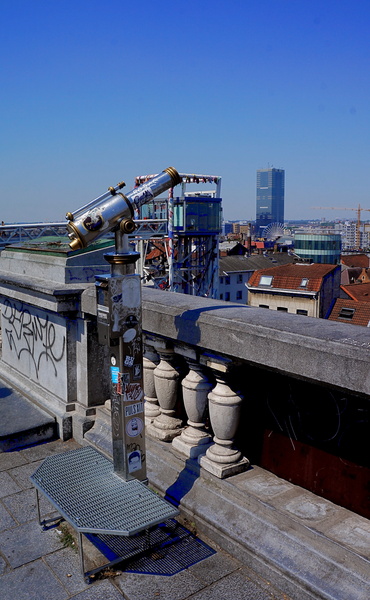 Urban Astronomy Observatory with a Vivid Skyline View