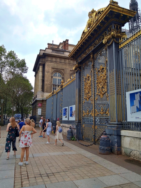 Parisian Gateway to Historic Site