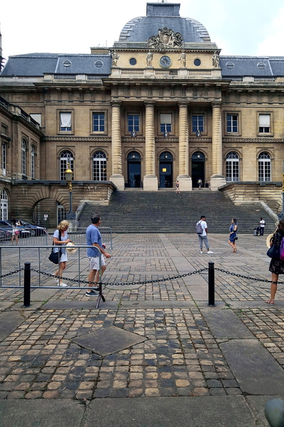 Historic Courtyard in the Heart of Paris