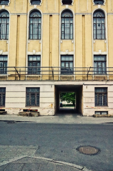Vilnius Cityscape: A Historic Building Overlooking an Empty Street