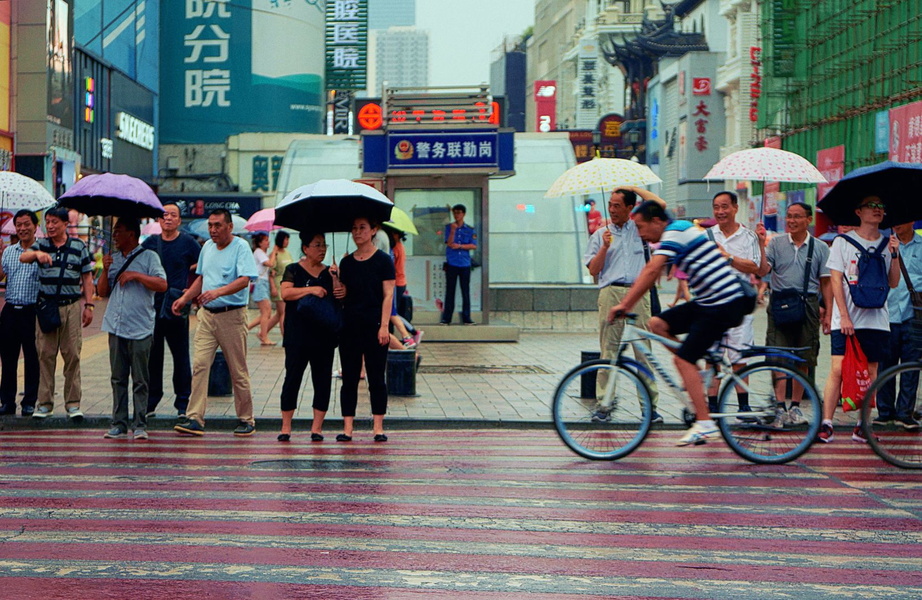 A Rainy Day in Shenyang, China - A Side-by-Side Comparison of the Same Scene Before and After Rain