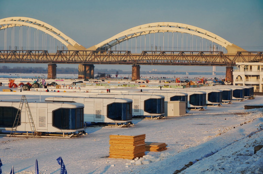 Harbin Winter Scene: Road Construction Amidst the Chilly Environment