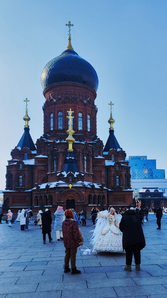 Harbin's Stunning Church with a Wedding Couple