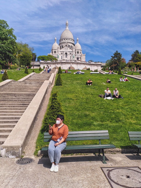 A Vivid Day at the Sacré-Cœur Basilica in Paris, France