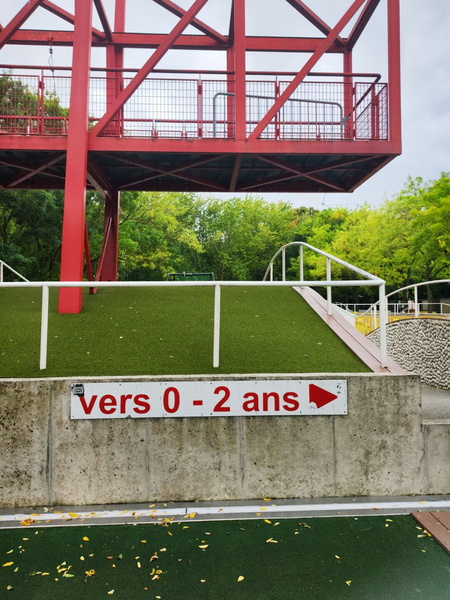 Sign in French: 'Vers 02 ans' (Towards the 2-year mark)