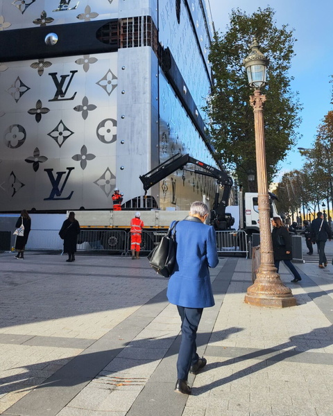 Luxury Shopping in Paris: A Stylish Scene on a Busy Street