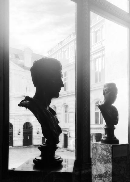 Reflections of History: A Statue of a Man in a Museum