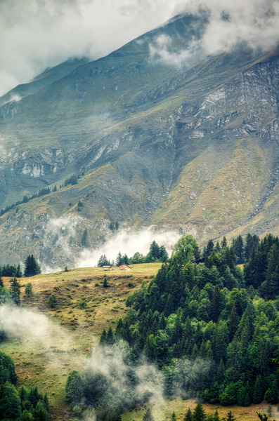 Majestic Alpine Scene: A Mountainous Paradise