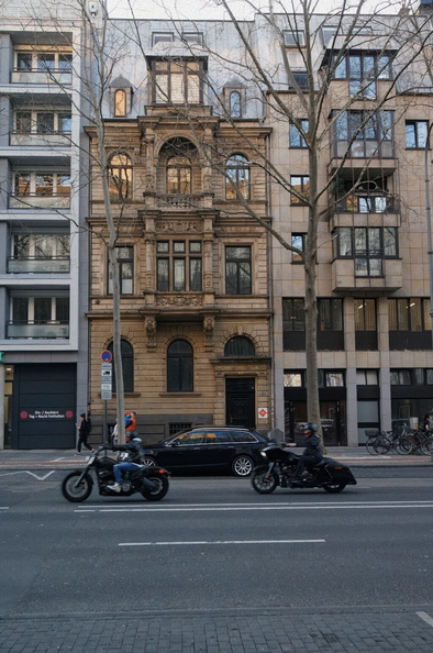 Köln Street: A Blend of Old and New