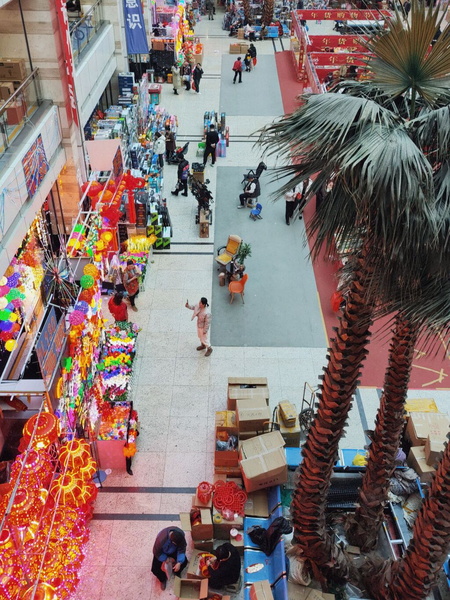 Vibrant Shenyang Marketplace during Christmas Time