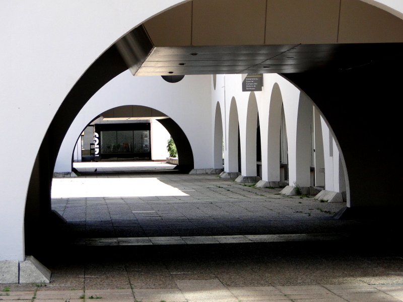 Architectural Perspective: A Curved View of an Entranceway