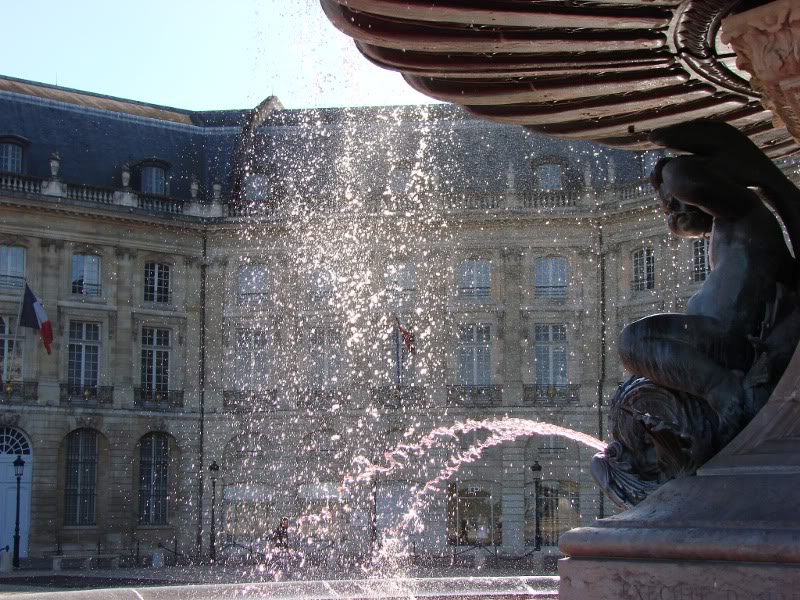 Dynamic Fountain in Bordeaux's City Square